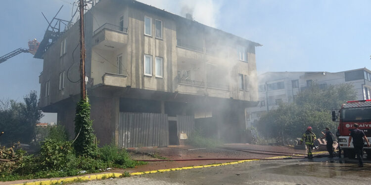 Kömürlükte çıkan yangın 2 katlı binaya sıçradı