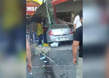 Kontrolden çıkan otomobil markete girdi