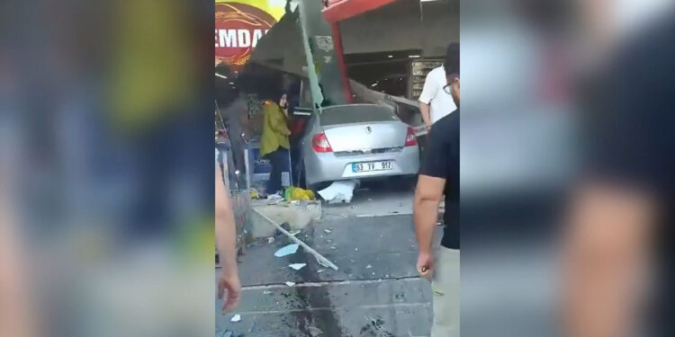 Kontrolden çıkan otomobil markete girdi