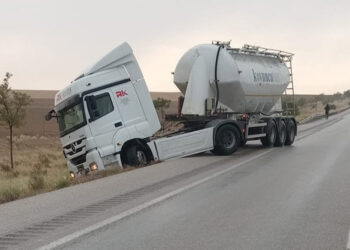Kum fırtınası zincirleme kazaya neden oldu: 6 yaralı