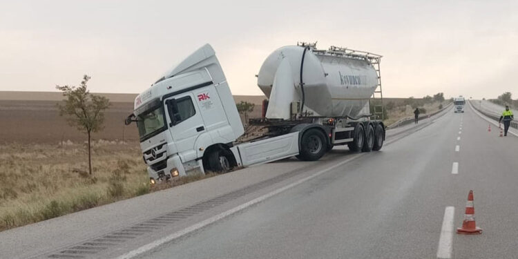 Kum fırtınası zincirleme kazaya neden oldu: 6 yaralı