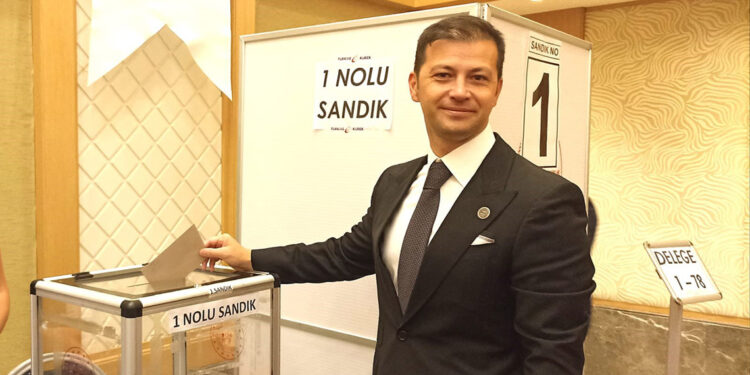 Kürek Federasyonu'nda Erhan Ertürk yeniden başkan seçildi