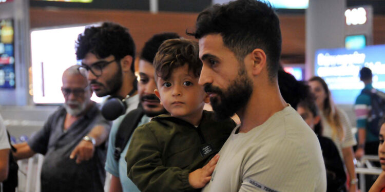 Lübnanlı vatandaşlar ülkelerini terk ediyor