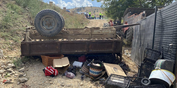 Mevsimlik tarım işçilerini taşıyan traktör devrildi