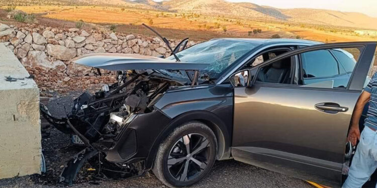 Beton duvara çarpan cipteki 7 kişi yaralandı