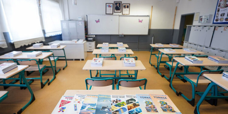 MEB onaylı ücretsiz kitapları okutmayan özel okullara inceleme başlatılacak