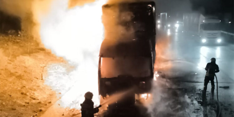 Saman yüklü TIR alev alev yanarak kül oldu