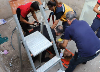 Mersin'de üçüncü kattan düşen kadın yaralandı