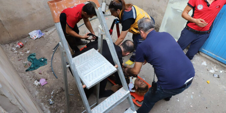 Mersin'de üçüncü kattan düşen kadın yaralandı