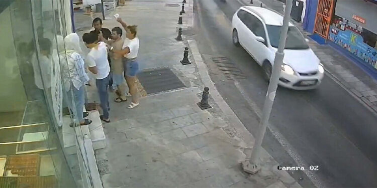 Bodrum'da iki esnaf arasında çıkan kavga kamerada