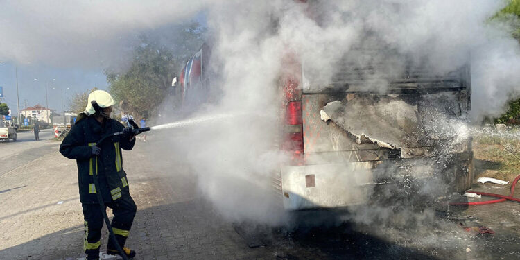 Manisa'da Harput FK futbolcularını taşıyan otobüs yandı