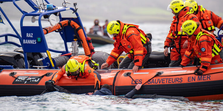 Manş Denizi'nde göçmen teknesi battı: 8 ölü