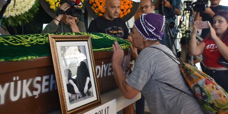 Metin Arolat İzmir'de son yolculuğuna uğurlandı