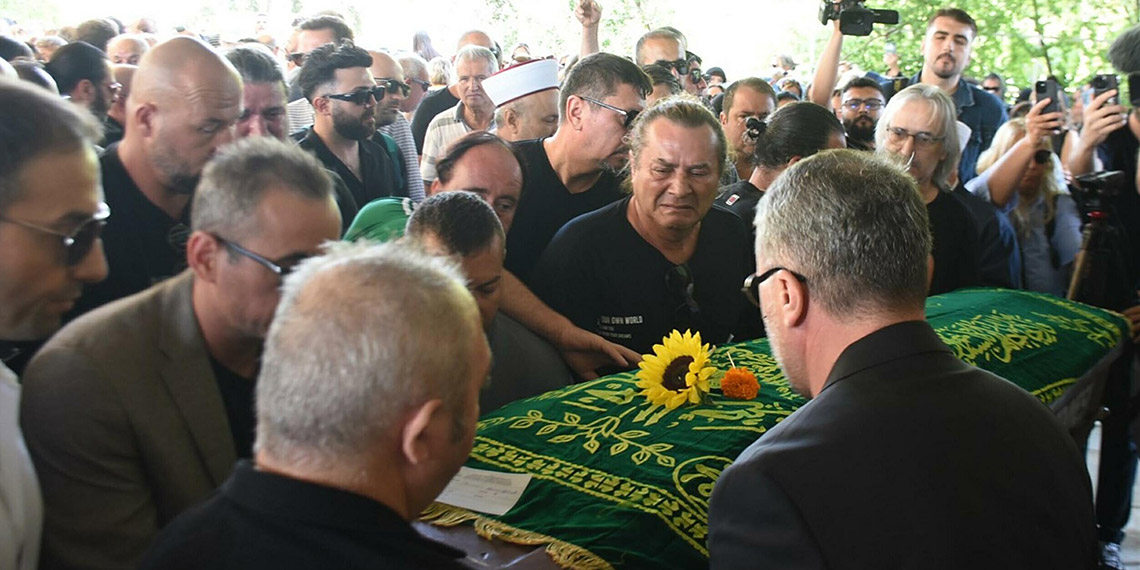 Metin Arolat İzmir'de son yolculuğuna uğurlandı