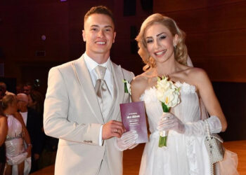 Milli cimnastikci Ahmet Önder'den düğününde zeybek şov