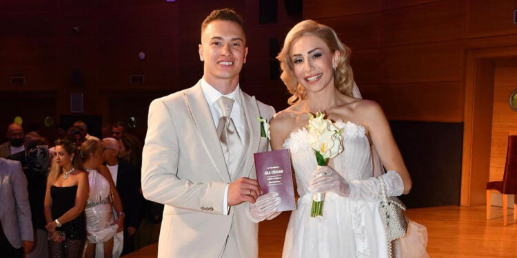 Milli cimnastikci Ahmet Önder'den düğününde zeybek şov