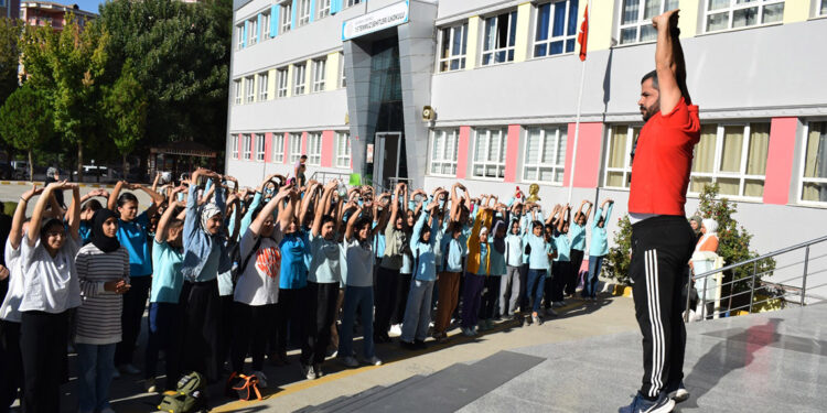 Müzik eşliğinde her sabah spor yaparak derse giriyorlar