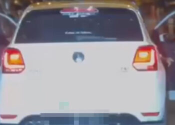 Otomobilin kapılarını açarak ilerleyen sürücüye para cezası