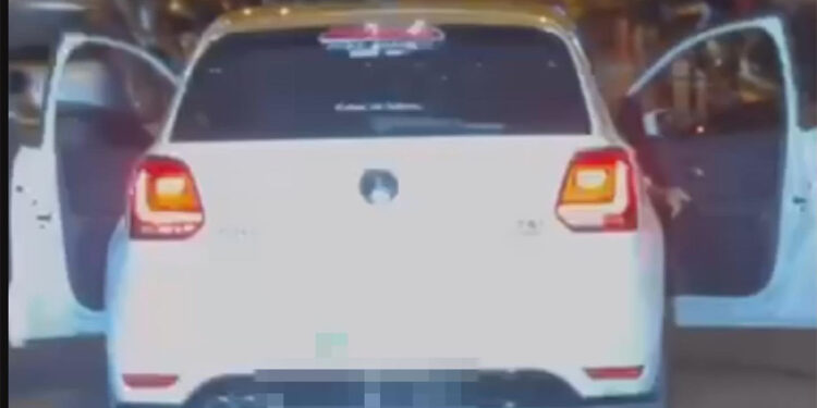 Otomobilin kapılarını açarak ilerleyen sürücüye para cezası