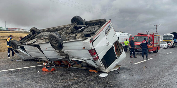 Nevşehir'de turistleri taşıyan minibüs devrildi
