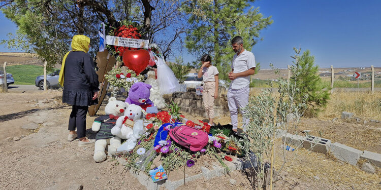 Narin'in kabri başında dua edip, oyuncak bırakıyorlar