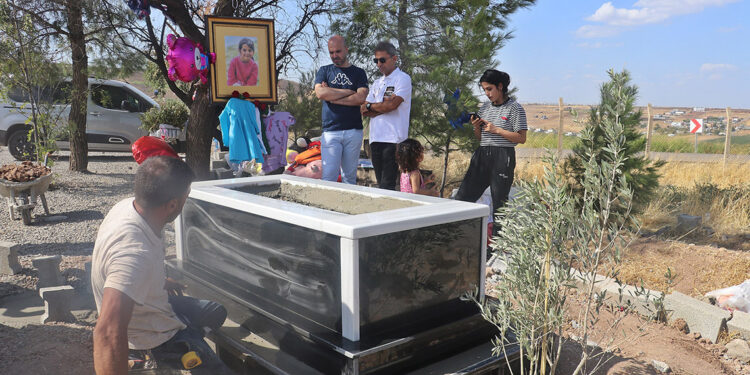Narin'in mezarı yapıldı; başucuna Türk bayrağı dikilecek