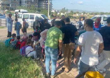 Öğrenci servisi ile otomobil çarpıştı; 11 yaralı