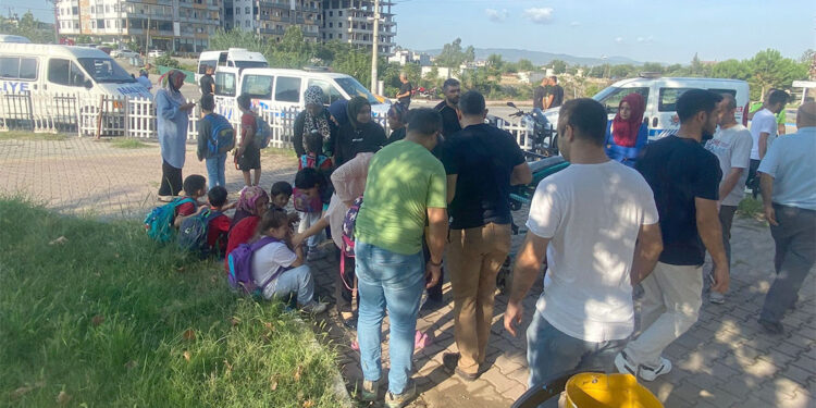 Öğrenci servisi ile otomobil çarpıştı; 11 yaralı