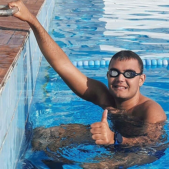 İzmir'de yaşayan otizmli ultra maraton yüzücüsü Tuna Tunca (21), İngiltere'yle Fransa arasındaki Manş Denizi'ni geçmek için yola çıkıyor.