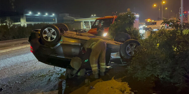 Otomobil pano ile ağaçlara çarparak ters döndü; 2 yaralı