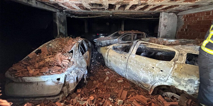 Otoparkta duvara çarpan otomobil alev aldı; 1 ölü