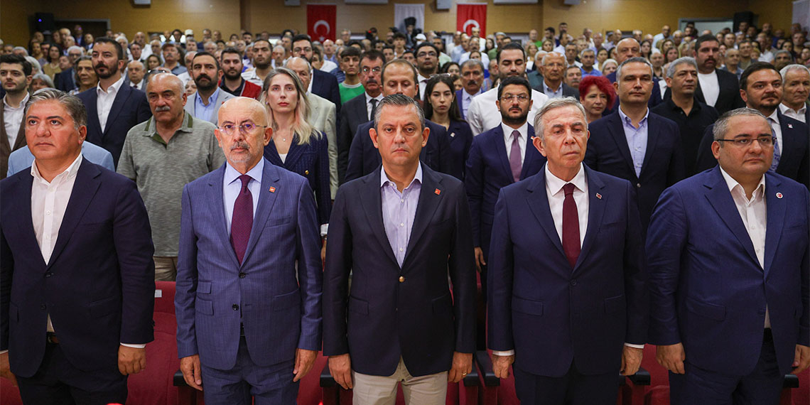 CHP Genel Başkanı Özgür Özel, Kara Harp Okulu mezuniyet töreni sonrası 'Mustafa Kemal'in askerleriyiz' sloganı atan teğmenlerden birilerinin rahatsız olduğunu belirtti.