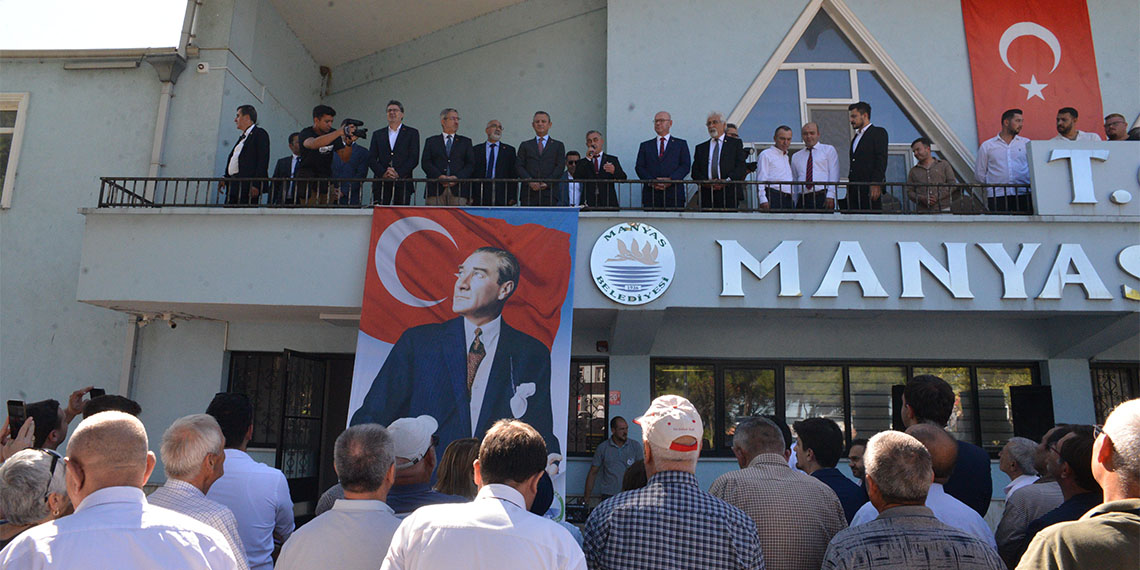 CHP Genel Başkanı Özgür Özel, “Seçim zamanı susturdular. Ağzını kapattılar. ‘4 vekil al otur aşağı’ dediler. Seçimde sustu, şimdi konuşuyor. Diyor ki; ‘Biz anayasanın 4’üncü maddesine karşıyız.’ Benim HÜDAPAR’a sözüm yok. Mikroba sen niye hastalık yapıyorsun diye hesap soramazsın. Mikrop mikroptur. Ama milliyetçi muhafazakarım diyenler, hele hele Tayyip Bey'in sağ kolunda HÜDAPAR, öbür kolunda Devlet Bahçeli var. Devlet Bahçeli'ye soruyorum. Sen bu HÜDAPAR’a ne diyorsun Devlet Bey? Kimler kimlerle beraber” dedi.