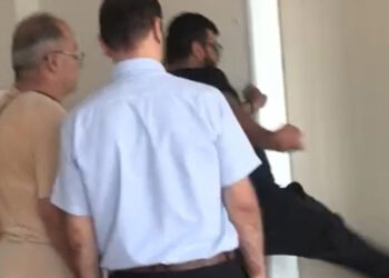 Okul müdürü, yardımcısının kapısını tekmeleyerek kırdı