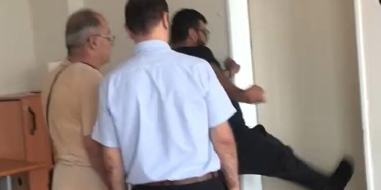 Okul müdürü, yardımcısının kapısını tekmeleyerek kırdı