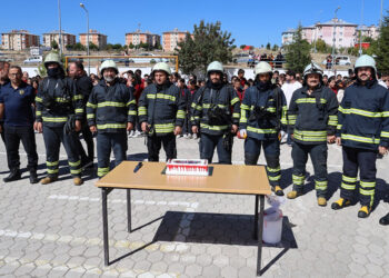Okula yangın ihbarına gelen itfaiyecilere pastalı sürpriz