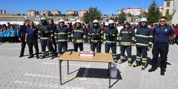 Okula yangın ihbarına gelen itfaiyecilere pastalı sürpriz