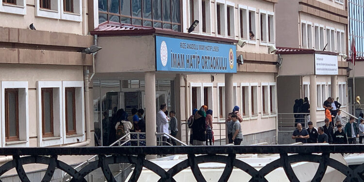 Okulda yangın merdiveninden düşen 14 yaşındaki Gizem, öldü