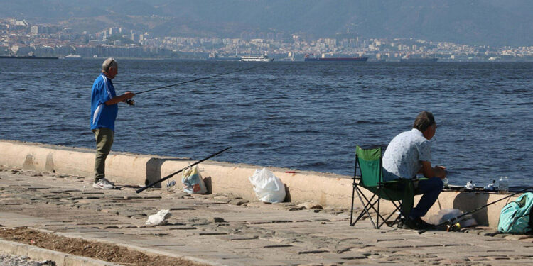 Olta balıkçıları, yasağa ve kötü kokuya aldırmadan balık tuttu