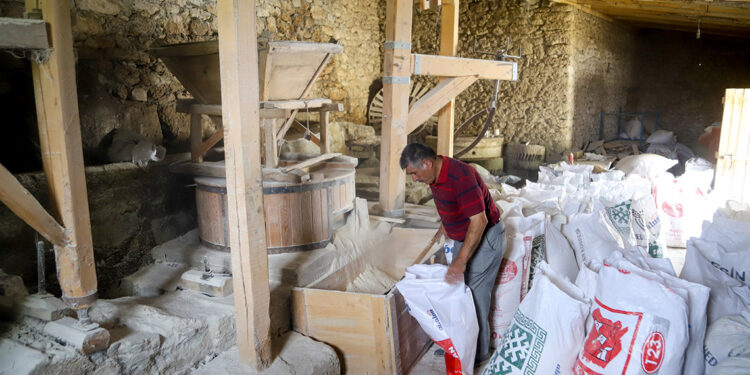 Osmanlı döneminden kalma değirmeni, emekli öğretmen işletiyor