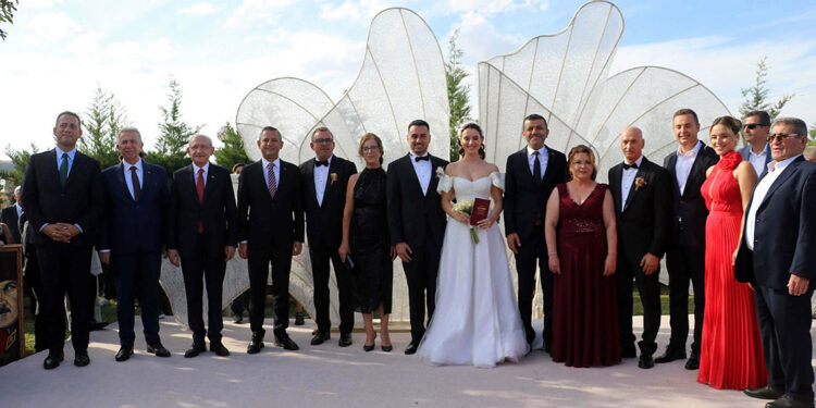 Özgür Özel ile Kemal Kılıçdaroğlu, nikah şahidi oldu