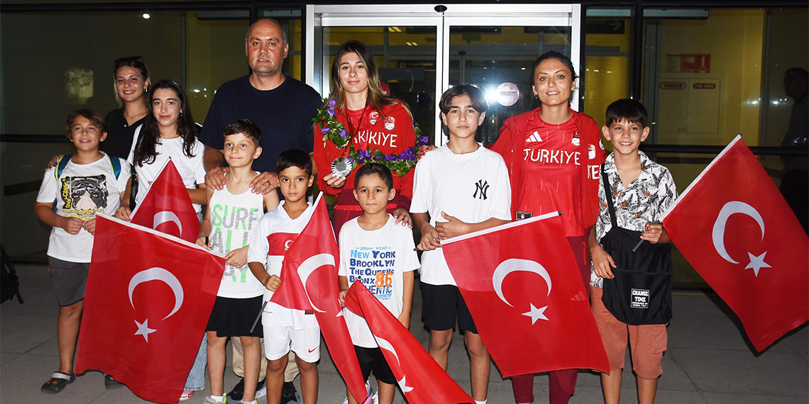 Paris 2024 Paralimpik Oyunları'nda dünya rekoru kırıp gümüş madalya kazanan Aysel Önder, "İlk olimpiyatımda altın madalya hedefliyordum gümüş madalya ile döndük" diye konuştu.