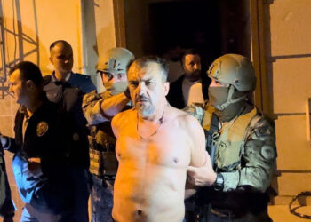 Polis ekiplerine pencereden silah doğrulttu, operasyonla yakalandı