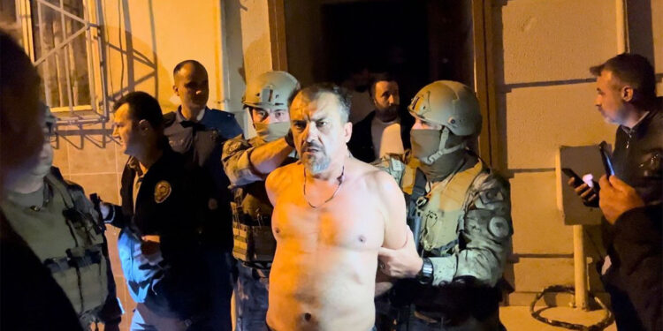 Polis ekiplerine pencereden silah doğrulttu, operasyonla yakalandı