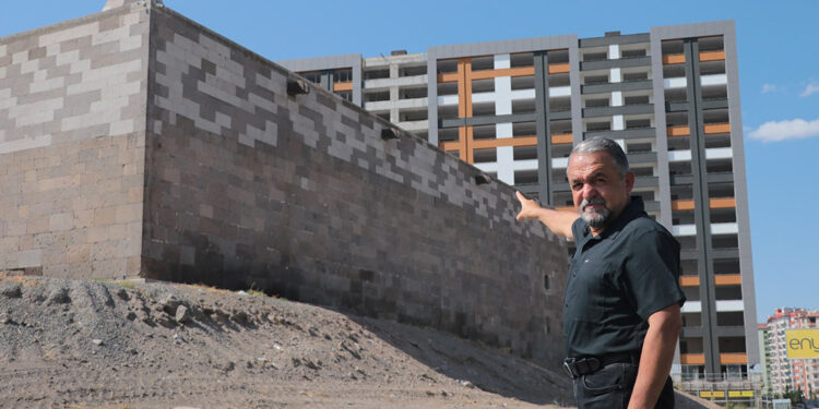 Restore edilen Köşk Medrese'nin önüne 14 katlı bina