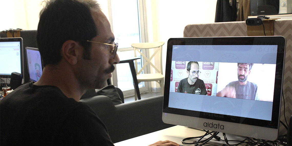 Ankara'da anne ve babası dahil ailesinin yüzde 60'ı işitme engelli olan Samet Ünal (33), Sağlık Bakanlığı bünyesinde kurulan Engelsiz Sağlık İletişim Merkezi'nde (ESİM) sağlık sorunu yaşayan işitme engellilerin tercümanlığını yaparak, sağlık hizmetlerine kolay erişmelerini sağlıyor.