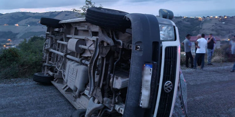 Fındık işçilerinin taşındığı minibüs devrildi: 15 yaralı