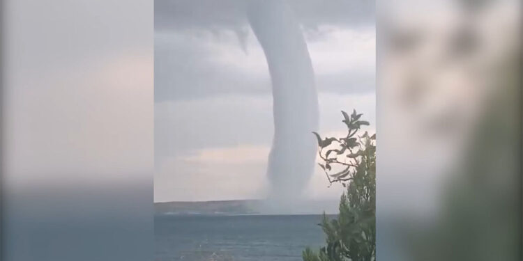 Şanlıurfa'da sağanak sonrası hortum oluştu