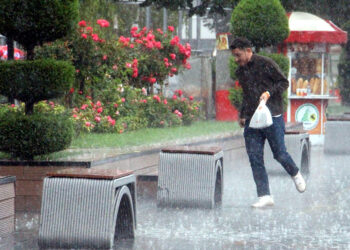 Meteorolojinin sarı kodlu uyarısı sonrası sağanak