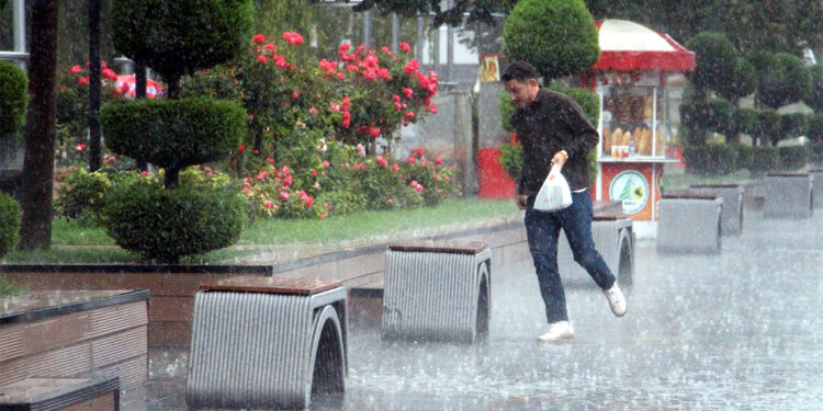 Meteorolojinin sarı kodlu uyarısı sonrası sağanak